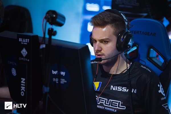 优先级高于 优先级高于